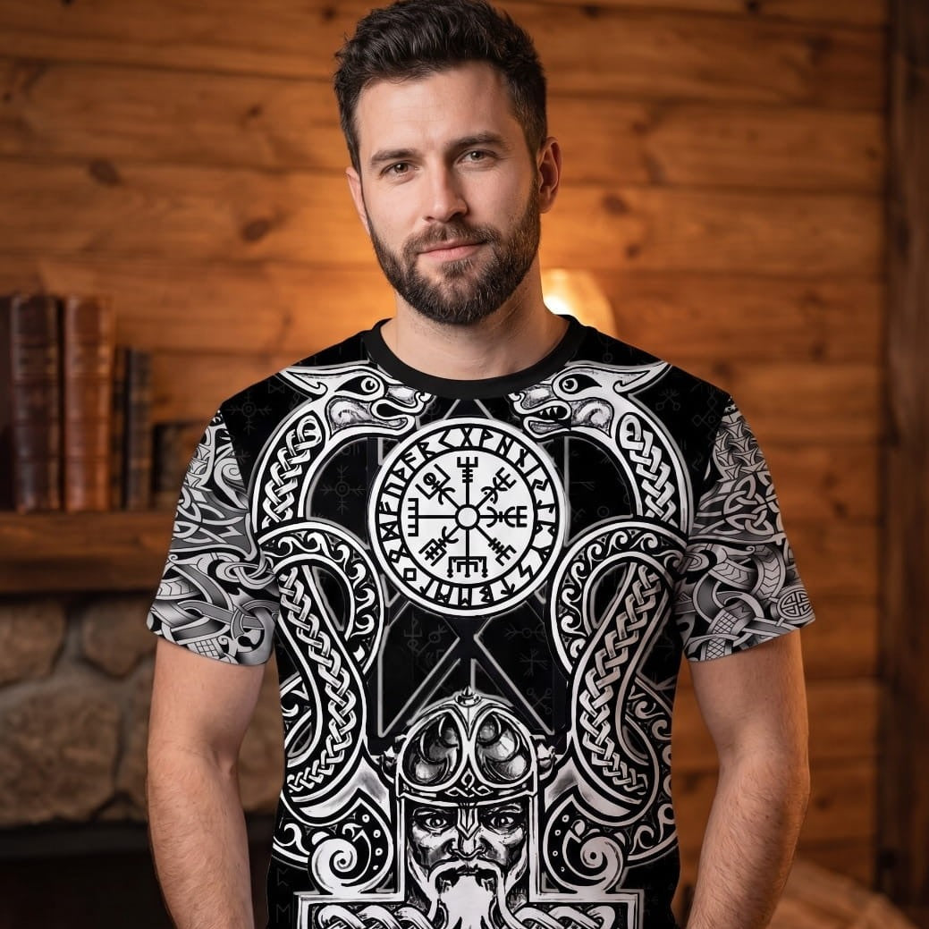 Homme portant un tee-shirt viking à impression intégrale argentée, Mjölnir, Vegvísir et entrelacs