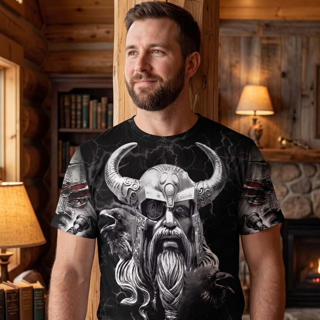Homme portant un tee-shirt viking à impression intégrale noir et blanc, Odin casqué à cornes