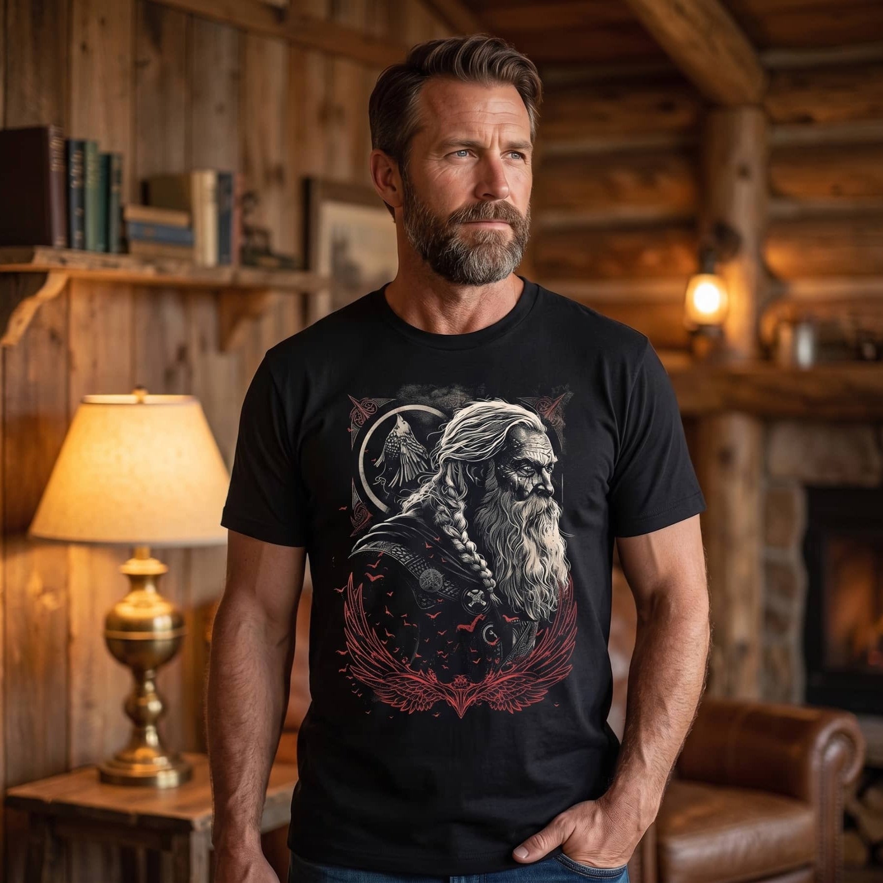 Homme portant un tee-shirt viking noir à Odin barbu de profil, corbeau perché et ailes rouges
