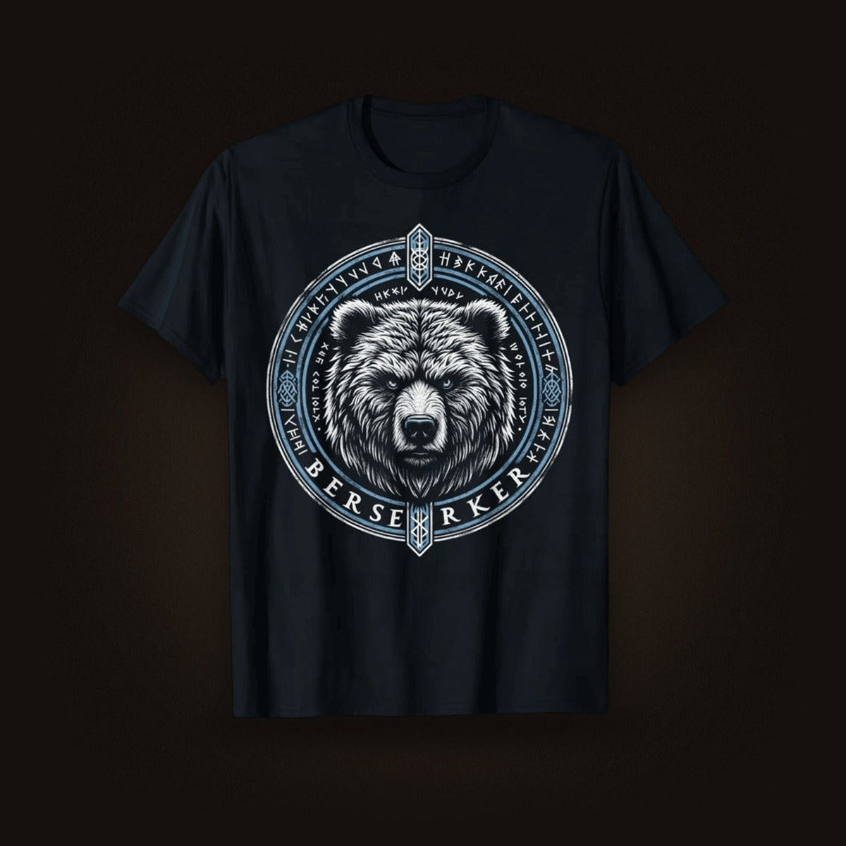 Tee-shirt viking noir à plat, ours de face dans un médaillon bleu cerclé de runes et du mot Berserker