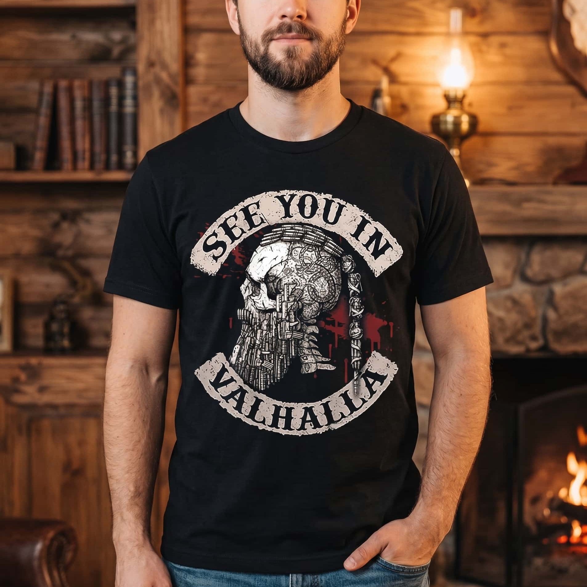 Homme portant un tee-shirt viking noir à crâne casqué et bannière See You In Valhalla