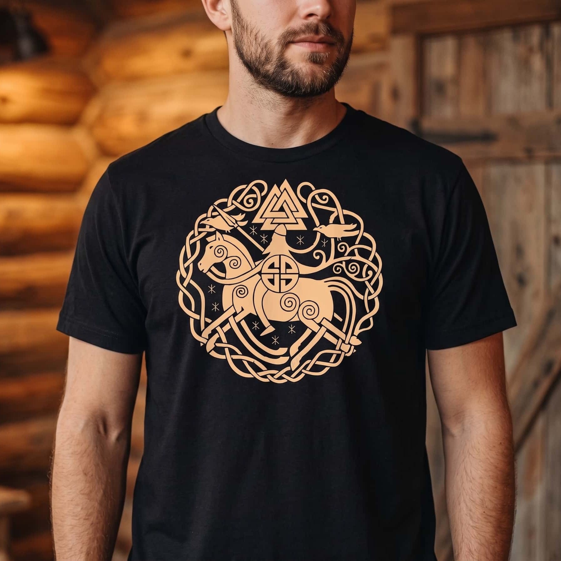 Homme portant un tee-shirt viking noir à Sleipnir en entrelacs dorés surmonté d'un Valknut