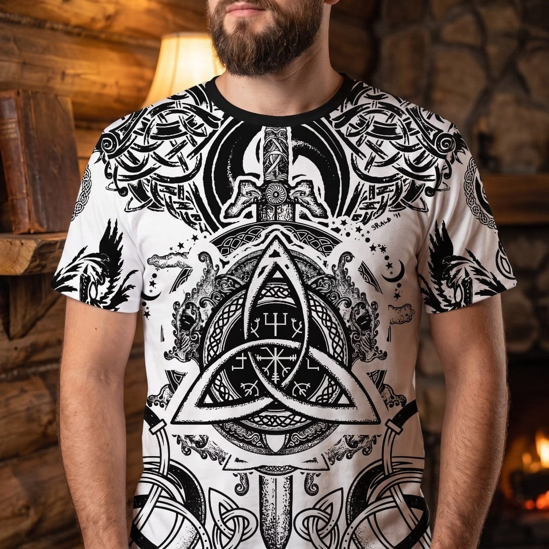 Homme portant un tee-shirt viking blanc à impression intégrale, Triquetra et épée entourées d'entrelacs