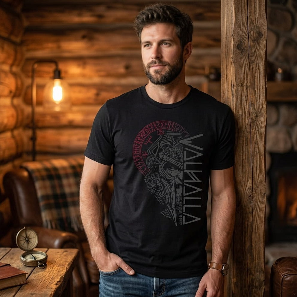 Homme portant un tee-shirt viking noir à guerrier casqué et mot Valhalla vertical sur disque runique rouge