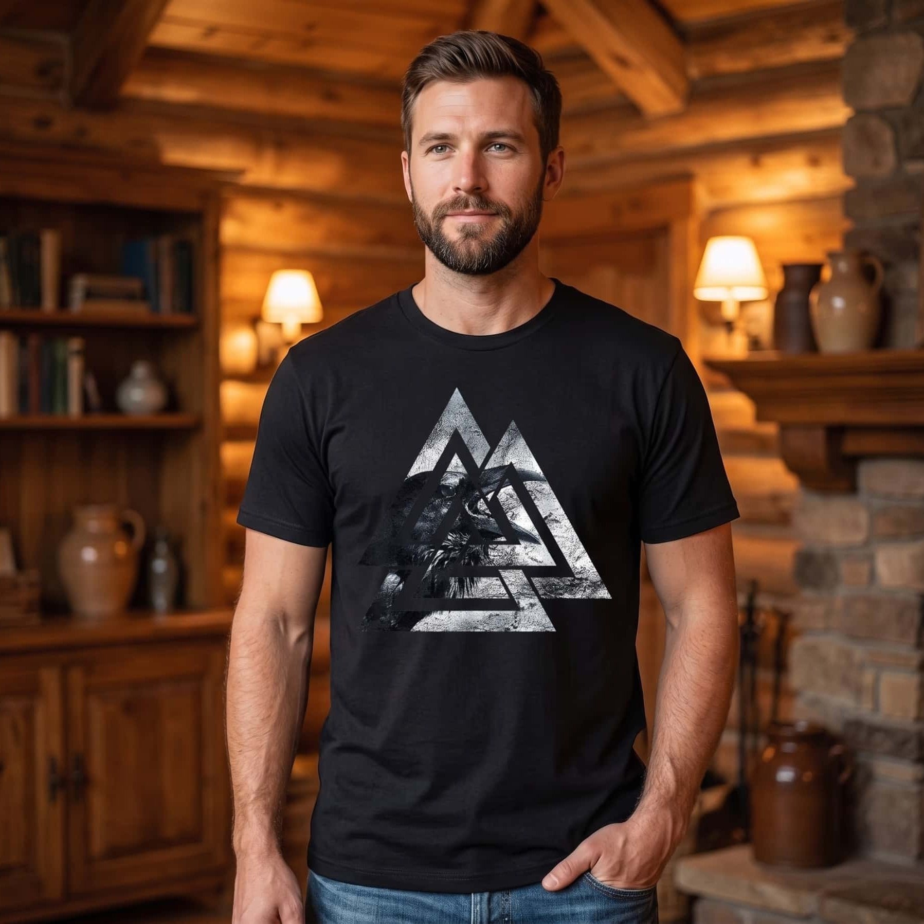Homme portant un tee-shirt viking noir à Valknut texturé renfermant un guerrier