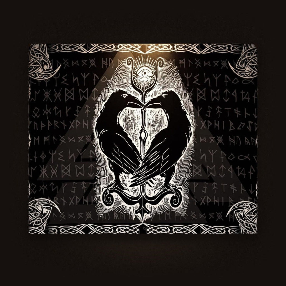 Tenture Viking Corbeaux d'Odin & Œil de Sagesse — Noir et Blanc, vue d'ensemble de la tenture à plat