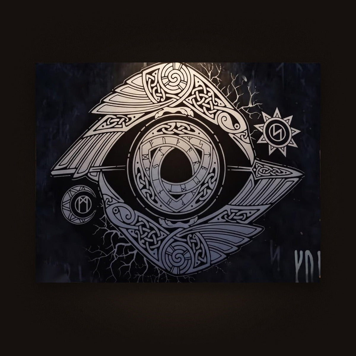 Tenture Viking Œil d'Odin & Corbeaux — Soleil et Lune, vue d'ensemble de la tenture à plat
