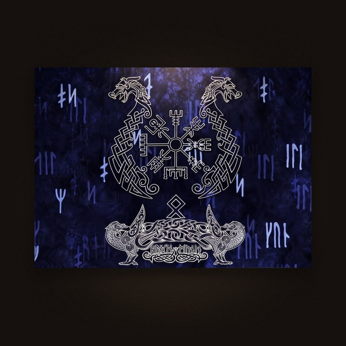 Tenture Viking Vegvísir & Proues de Drakkar — Bleu Nuit, vue d'ensemble de la tenture à plat