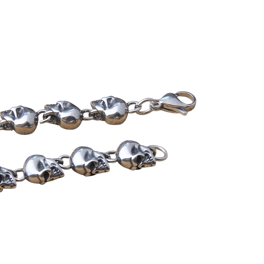 Détail des maillons en forme de crânes et du fermoir mousqueton du collier viking en acier.