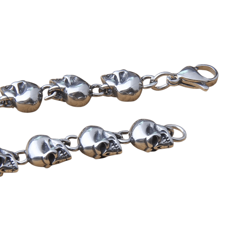 Détail des maillons en forme de crânes et du fermoir mousqueton du collier viking en acier.