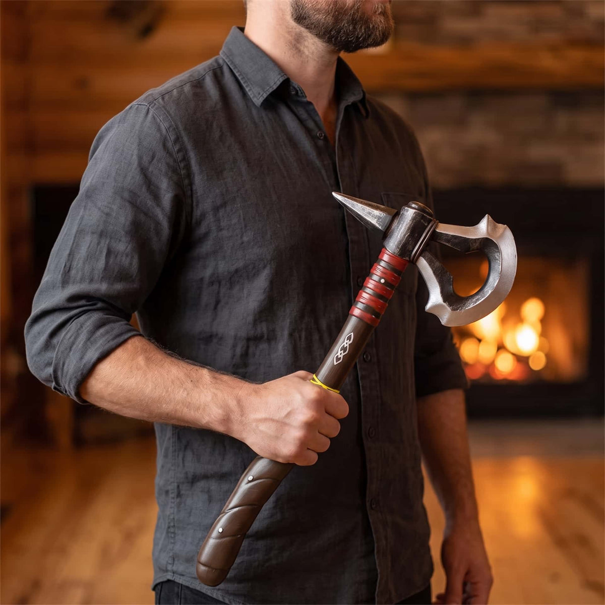 Tomahawk à Bec : Manche Rouge et Brun, 50 cm, réplique tenue en main
